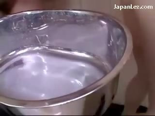Azijietiškas dukra gauti ir squirting enemas vibratoriai į šikna į as vonia vaizdelis
