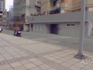Modelmedia asia-picking lart një motorcycle grua në the street-chu meng shu-mdag-0003-best origjinal azi xxx film film