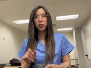Terrifiant médical practitioner convainc jeune asiatique médical md à baise à obtenir ahead