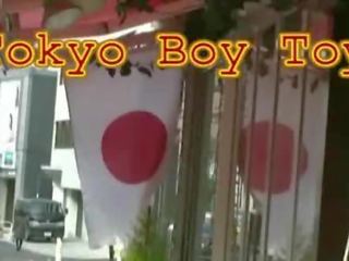 Tokyo leksak pojke. kock runkar scen.