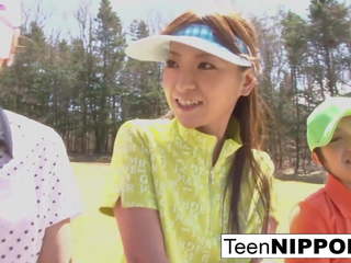 可愛 亞洲人 青少年 女孩 玩 一 遊戲 的 條 高爾夫球: 高清晰度 x 額定 夾 0e