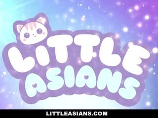 Littleasians - asiatiskapojke gymnast sträckt ut av stor vit medlem