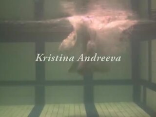 褐发女郎 青少年 克里斯蒂娜 andreeva swims 裸 在 该 水池