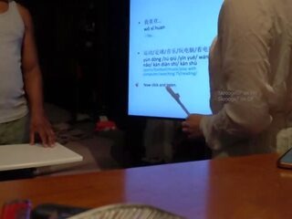 Китайски учител има x номинално видео с студент по време на частен клас (speaking китайски) x номинално видео vids