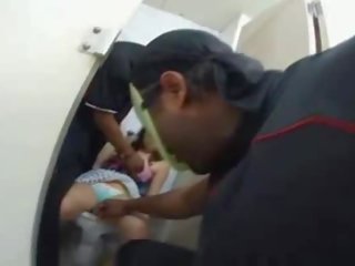 2 μαύροι grope και molest μωρό επί ένα τουαλέτα