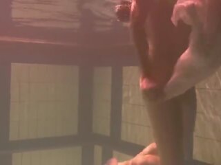 Si rambut coklat remaja kristina andreeva swims telanjang dalam yang kolam