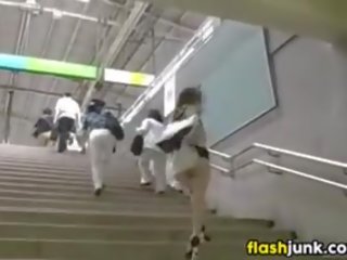 Japonesa filha nu em público em um subway