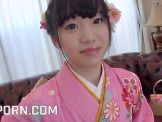 -עשרהier יפני יקיר לָבוּשׁ ב kimono כמו חם מציצות ו - כוס עוגית מלוכלך אטב וידאו
