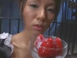 Gyönyörű ázsiai tini készült eszik strawberries -val sperma fedő
