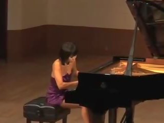 Kaibig-ibig asyano lassie plays rusya composer scriabin