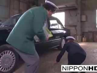 Attractive japonesa condutor dá dela chefe um broche
