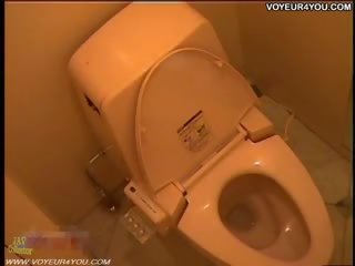 Ukryty cameras w the młody pani toaleta pokój