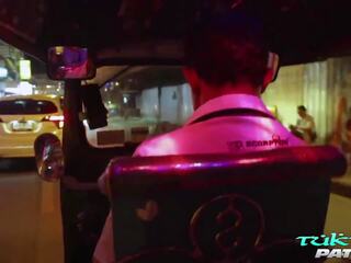 Tuktukpatrol bronceado línea asiática quiere corrida todo encima su cara