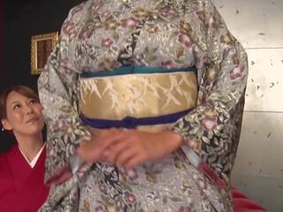 Reiko kobayakawa boyunca ile akari asagiri ve bir ek canım oturmak etrafında ve hayran onların moda meiji çağ kimonos