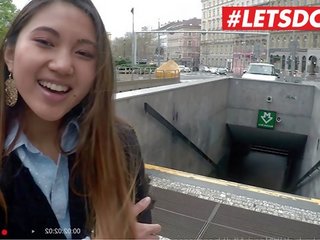 Letsdoeit - charlie dean ponturi în sus și asiatic turist și merge ahead ei jet