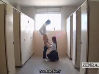 Subtitriem apģērbta sievete kails vīrietis japāna skaistule vannas istaba loceklis mazgāšana