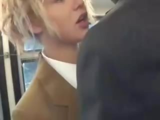Blondine honing zuigen aziatisch chaps lul op de bus