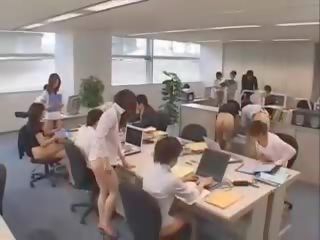 Elegantný ázijské skupina na sekretárky nahý