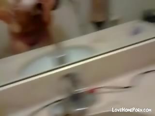 Attractive jovem asiática masturbação em o casa de banho