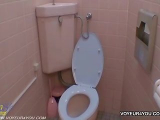 Verborgen camera toilet kamer masturbatie