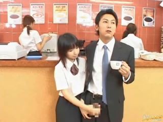 18-year-old japonská buddy má the energie přes jeho nejlepší friend`s maminka 