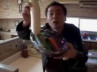Giapponese fica scopata con le verdure