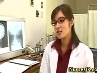 Asia wanita dokter memainkan kontol dengan tangan