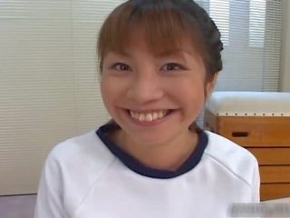 Žavus japoniškas dukra čiulpimas jos doktors