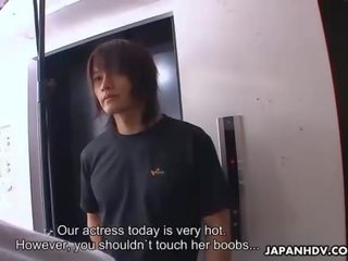 Énorme quéquette pour une en uniforme japonais nana