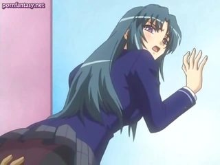 Anime muda wanita dalam pakaian seragam mendapat disapu