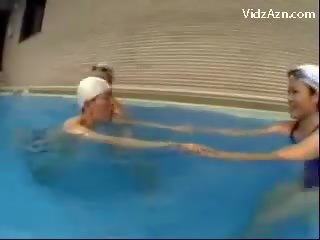 Esbelta stripling en nadando cap consiguiendo beso de vida manhood bruscamente por 3 niñas paliza coños cerca la nadando piscina