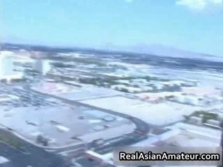 Asiatiskapojke deity visning av i en airport
