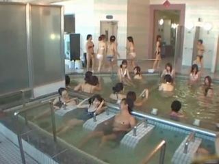 Ázsiai punci van mocsok és fürdés belül aaz cikl spa