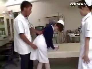 Enfermera consiguiendo su coño frotado por médico y 2 enfermeras en la surgery