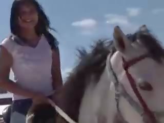 Chavala desde tailandia cabalgando un caballo