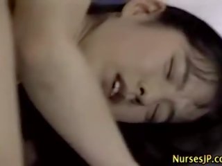 Japonais asiatique infirmière doigts par son colleague