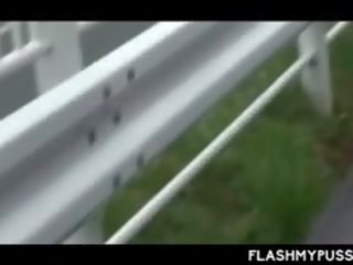 Nymfoman asiatiskapojke luffare pissar utomhus och blinkande stor tuttarna
