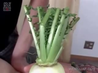 Desnudo asiática adolescente consigue peluda coño clavado con vegetables